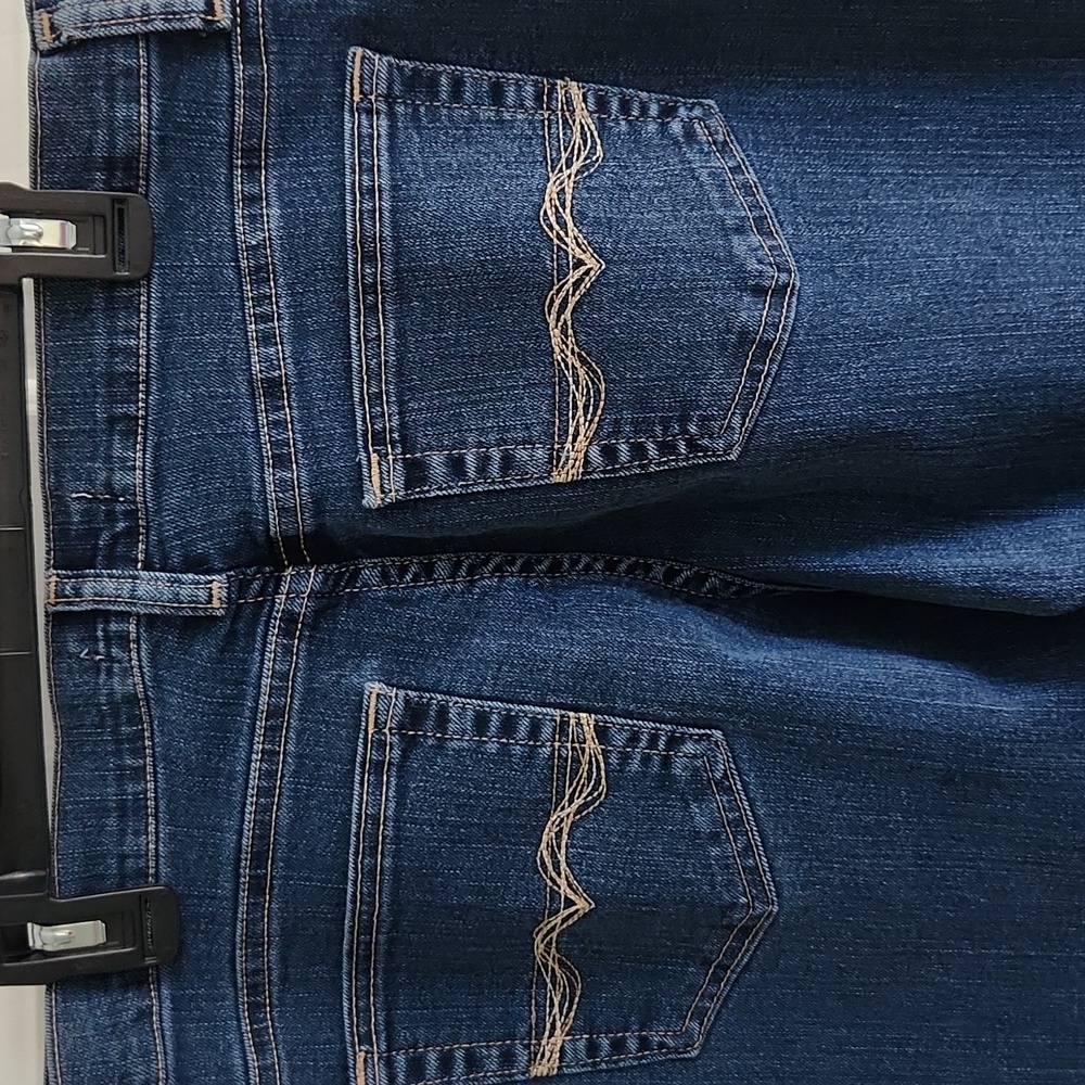 Women's Wrangler Jeans. - Picture 3 of 5